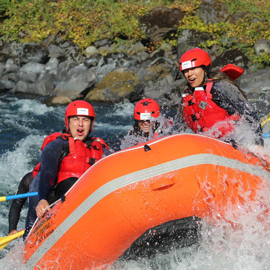 Familia disfrutando rafting en Sietelagos con guías certificados