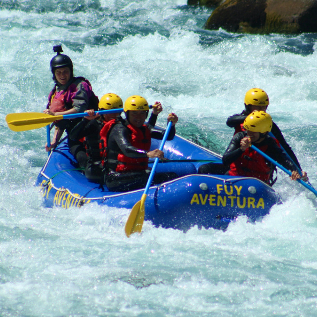 Grupo descendiendo los rápidos del río Fuy durante una experiencia de rafting con Fuy Aventura.