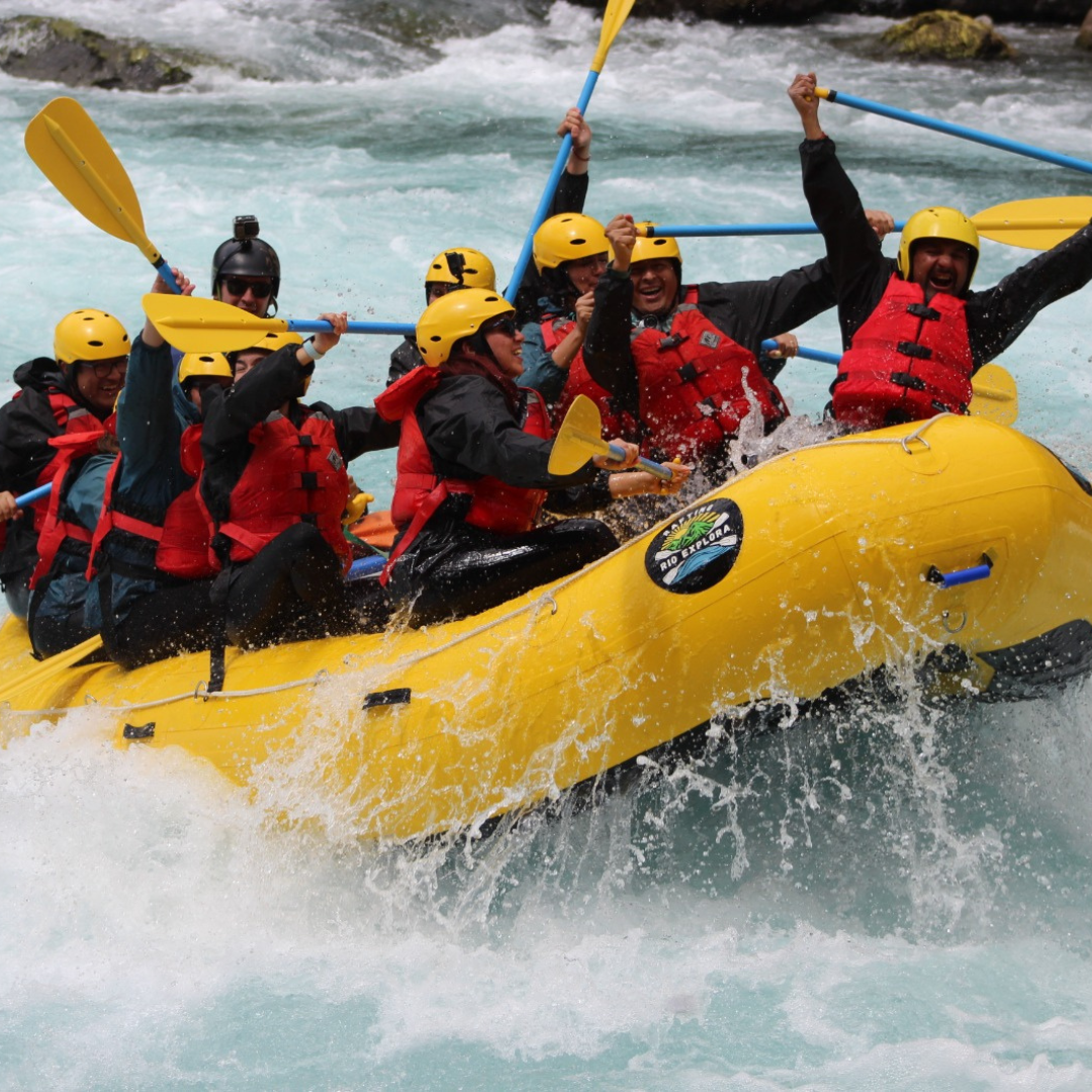 Grupo navegando rápidos con Rafting Río Explora en el Río San Pedro, Panguipulli