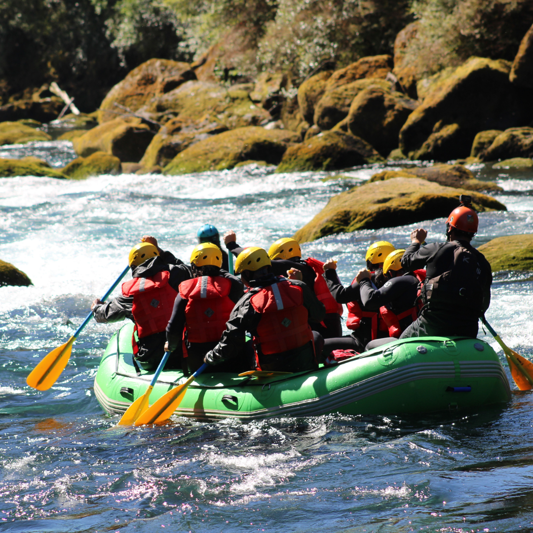 Grupo de participantes junto a los guías de Panguipulli Rafting antes de comenzar la aventura.