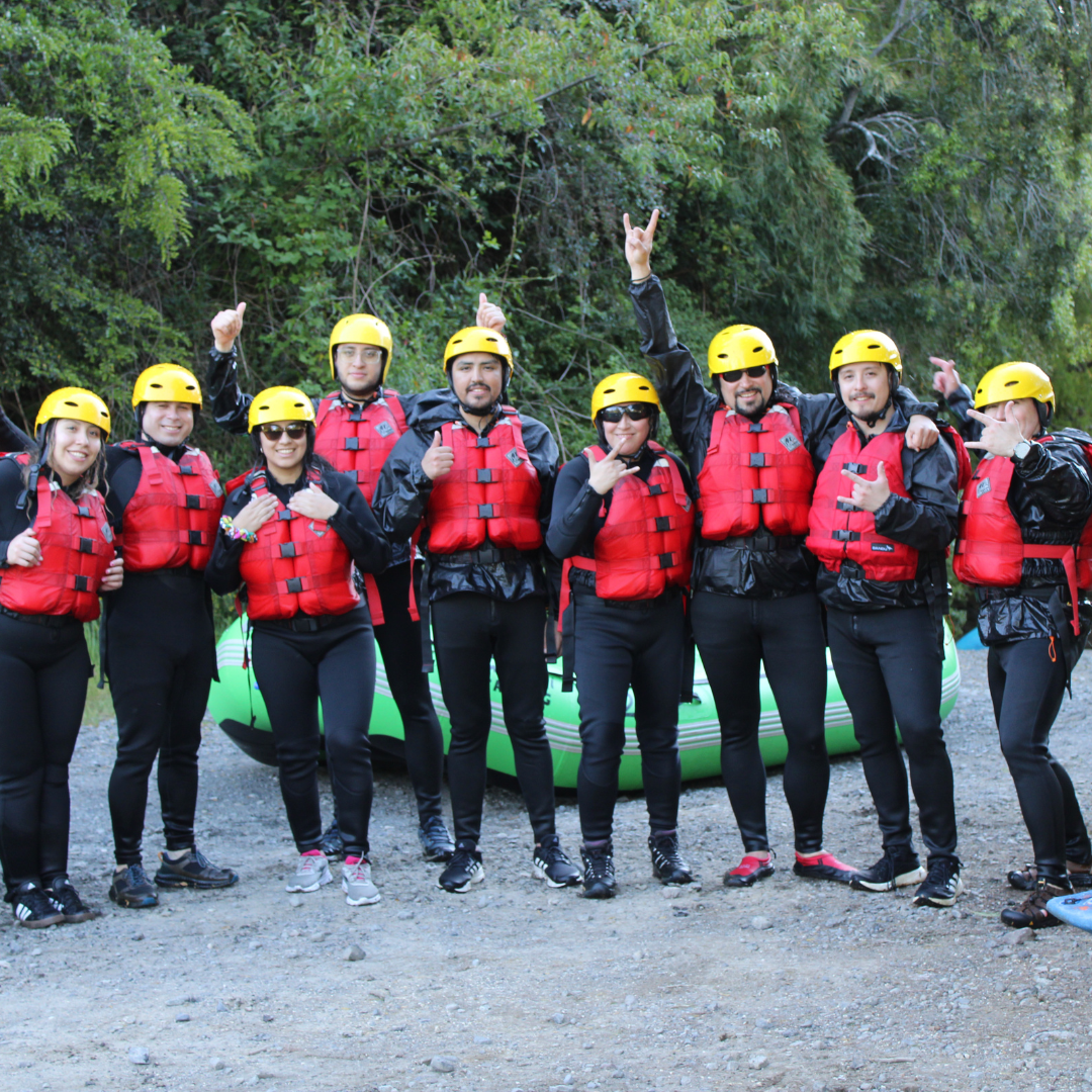 Grupo realizando rafting en el río Fuy junto a Panguipulli Rafting, en Panguipulli Sietelagos.