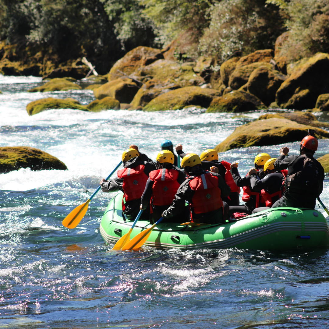 Embarcación descendiendo los rápidos del río Fuy con Panguipulli Rafting.