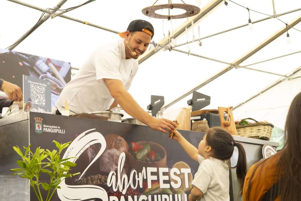 Chef entregando helado a niño en espectáculo