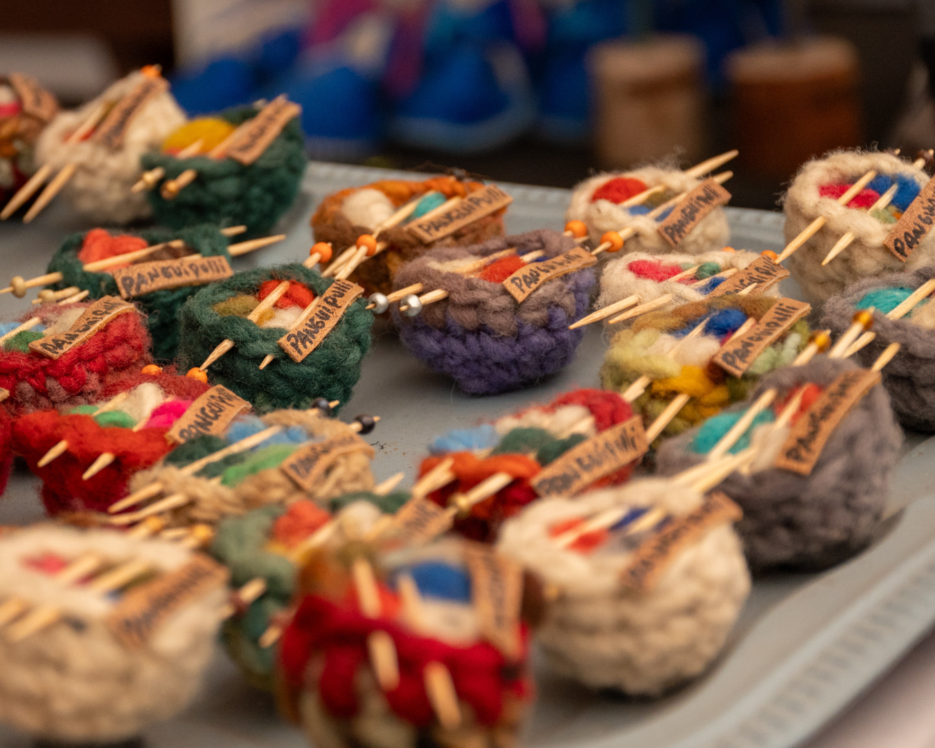 Artesanía de lana con la palabra “Panguipulli”, elaborada por creadores locales y representativa de las ferias y oficios del territorio Sietelagos.